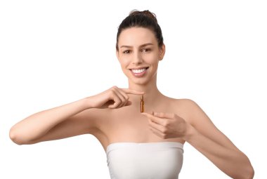 Beyaz arka planda ampulü olan mutlu genç bir kadın.