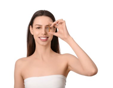 Beyaz arka planda ampulü olan mutlu genç bir kadın.