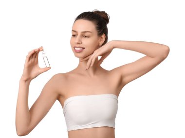 Beyaz arka planda ampulü olan gülümseyen genç kadın.