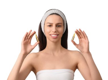 Beyaz arka planda ampulleri olan güzel genç bir kadın.