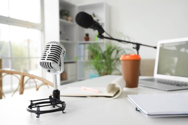 Stüdyoda podcaster 'ın masasındaki mikrofon, yakın plan.