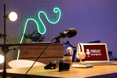 Stüdyoda Podcaster 'ın masasının yanındaki profesyonel mikrofon.