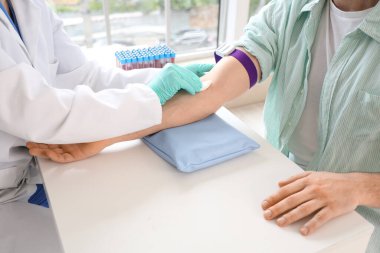 Klinikte kan naklinden önce donörün kolunu dezenfekte eden doktor, yakın plan.