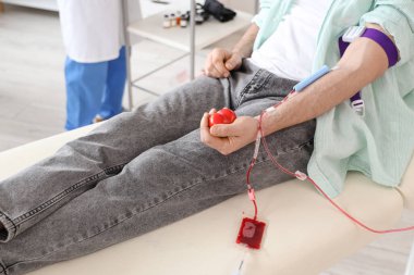 Klinikte kan bağışı yapan genç adam.