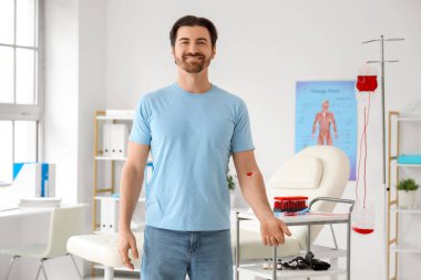 Klinikte kan bağışı yapan genç bir adam.