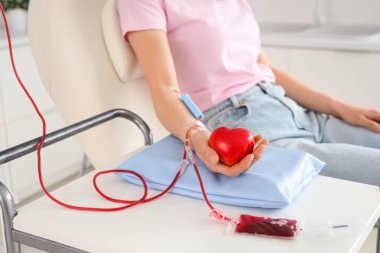 Klinikte kan bağışı yapan genç bir kadın, yakın plan.