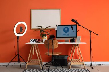 Podcaster 'ın atölyesinin içinde çalışma yeri ve boş çerçevesi var.