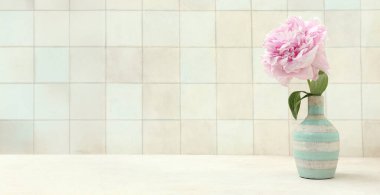 Beyaz masadaki güzel şakayık çiçekli vazo.