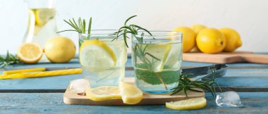 Biberiyeli limonata ve mavi ahşap masada nane şekeri.