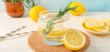 Kadeh tabloda, closeup taze limonata