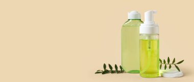 Micellar su ve bej arkaplanda yapraklar