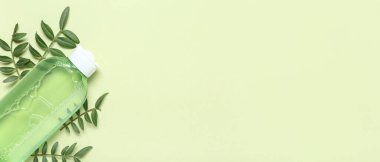 Bir şişe mikiler suyu ve yeşil arka planda yapraklar