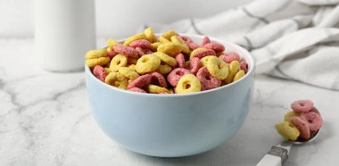 Masanın üzerinde lezzetli gevrek halkaları olan bir kase.