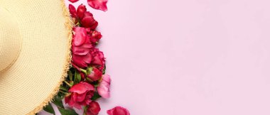 Güzel şakayık çiçekleri ve leylak arka planda hasır şapka