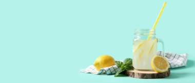 Turkuaz arka planda fesleğen yapraklı Mason kavanozu.