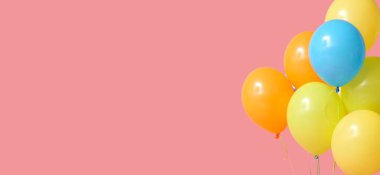 Pembe arkaplanda bir sürü renkli balon ve metin için boşluk