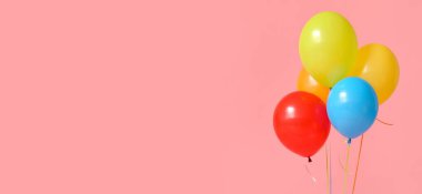 Pembe arkaplanda bir sürü renkli balon ve metin için boşluk