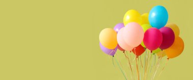 Metin için alanı olan renk arkaplanı üzerinde bir sürü balon