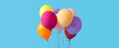 Mavi arkaplanda bir sürü renkli balon 