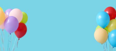 Mavi arkaplan üzerinde renkli balonlar ve metin için boşluk