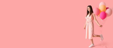 Pembe arka planda renkli balonları olan genç bir kız ve mesaj atmak için yeri var.