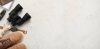 Açık grunge arkaplan üzerinde gezgin aksesuarları kümesi metin için boşluk ile