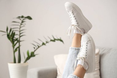 Beyaz ayakkabılı kadın evde, yakın plan.