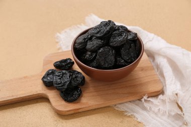 Bej arka planda kuru erikli kase ve ahşap tahta.