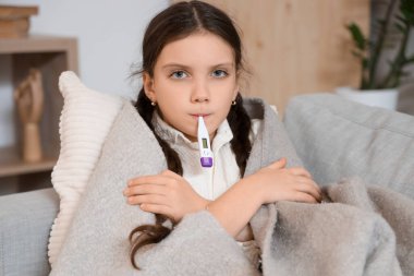 Evde termometresi olan hasta bir kız.