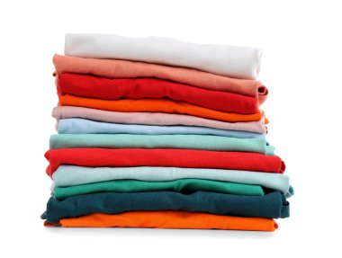 Beyaz arkaplanda izole edilmiş temiz katlanmış giysiler yığını