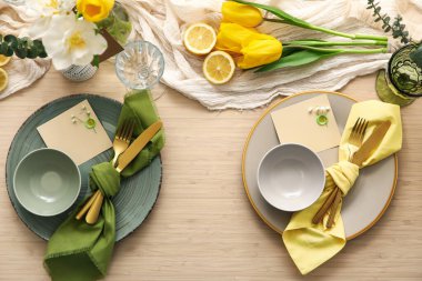 Bahar çiçekleriyle güzel bir masa, üst manzara.