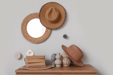 Oturma odasının içinde asılı ayna ve tuvalet dekoru gri duvarın yanında, yakın plan.