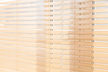 Oturma odasındaki pencerelerde ahşap panjurlar, yakın çekim.