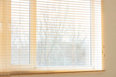 Oturma odasındaki pencerelerde ahşap panjurlar