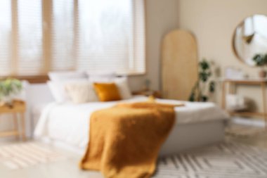 Yatak odasının içinde büyük bir yatak odası, masa, ev bitkileri ve penceresinde şık ahşap panjurlar, bulanık bir manzara.