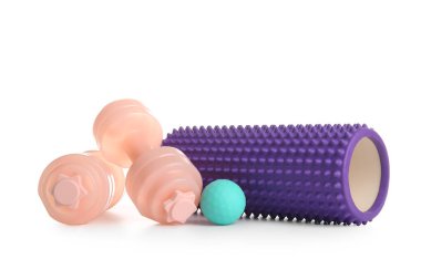 Halterli köpük silindirler ve beyaz arka planda izole edilmiş top