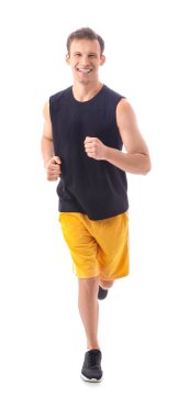 Beyaz arka planda sporcu maratonu yapıyor.