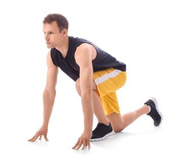 Genç adam beyaz arka planda maraton koşmaya hazırlanıyor.