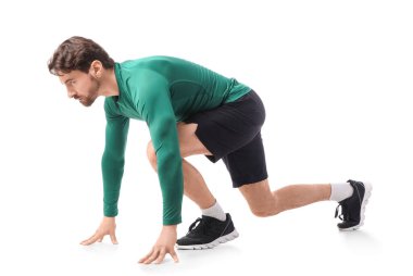 Çömelmiş genç sporcu beyaz arka planda maraton için başlangıç pozisyonu