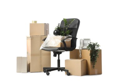 Beyaz arka planda kutuları taşıyan ofis sandalyesi