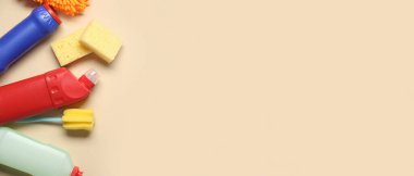 Renkli arka planda deterjan şişeleri ve farklı temizlik malzemeleriyle kompozisyon