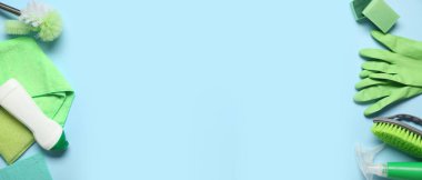 Mavi arka planda temizlik malzemeleri ve bir şişe deterjan var.