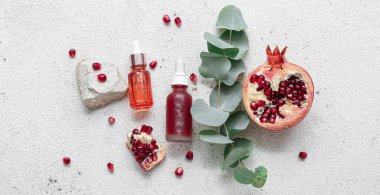 Hafif zemin üzerinde gerekli yağ, nar ve okaliptüs şişeleri bileşimi