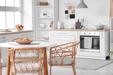 Mutfakta çörekleri olan yemek masası.