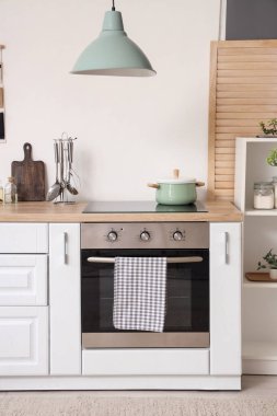 Elektrikli fırınlı mutfağın içi.