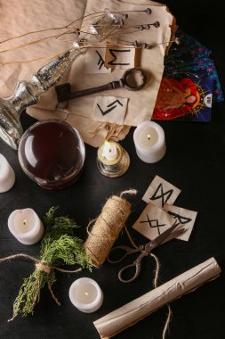 Cadının sihirli özellikleri karanlık masada.