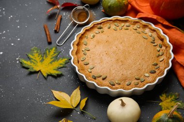 Siyah arka planda lezzetli balkabağı turtası ile pişirme