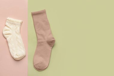 Renk arkaplanındaki temel çoraplar