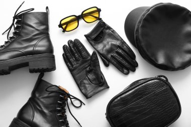 Beyaz arka planda şık kadın aksesuarları ve ayakkabıları olan kompozisyon