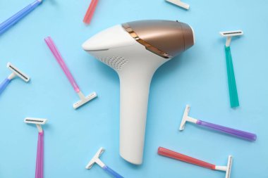 Renkli arka planda modern fotoepilatör ve farklı jiletler ile kompozisyon